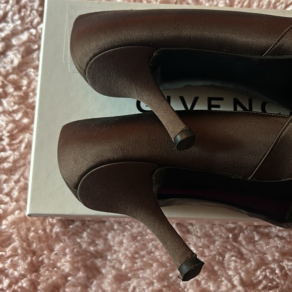 Stuart Weitzman brown satin heels with jeweled broach embellishment - Picture 9 of 9